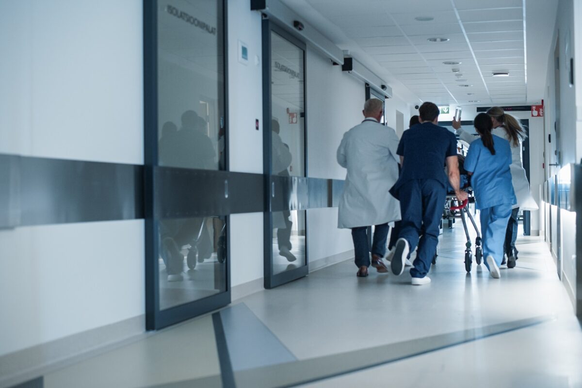 Savval öntöttek arcon a nyílt utcán egy 46 éves nőt – súlyos az állapota