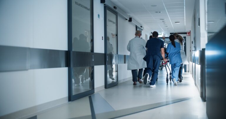 Savval öntöttek arcon a nyílt utcán egy 46 éves nőt – súlyos az állapota