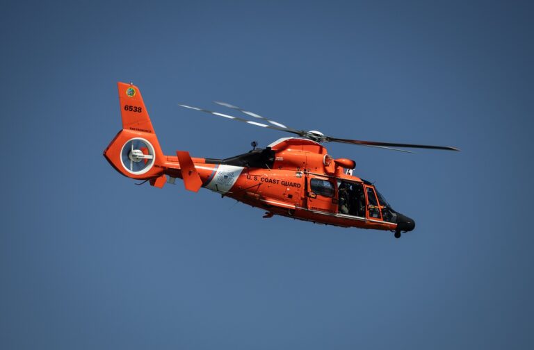 Megkapta a tűzparancsot az amerikai mesterlövész – tűpontos lövést adott le a droghajóra egy helikopterről