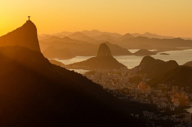 Strandolók szeme láttára zuhant a tengerbe egy repülőgép