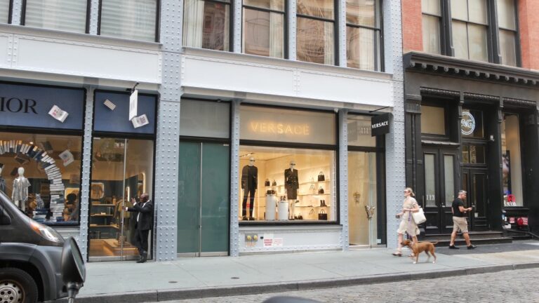 Az év egyik legnagyobb rablása – 328 millió forintnyi árut vittek el egy luxusboltból