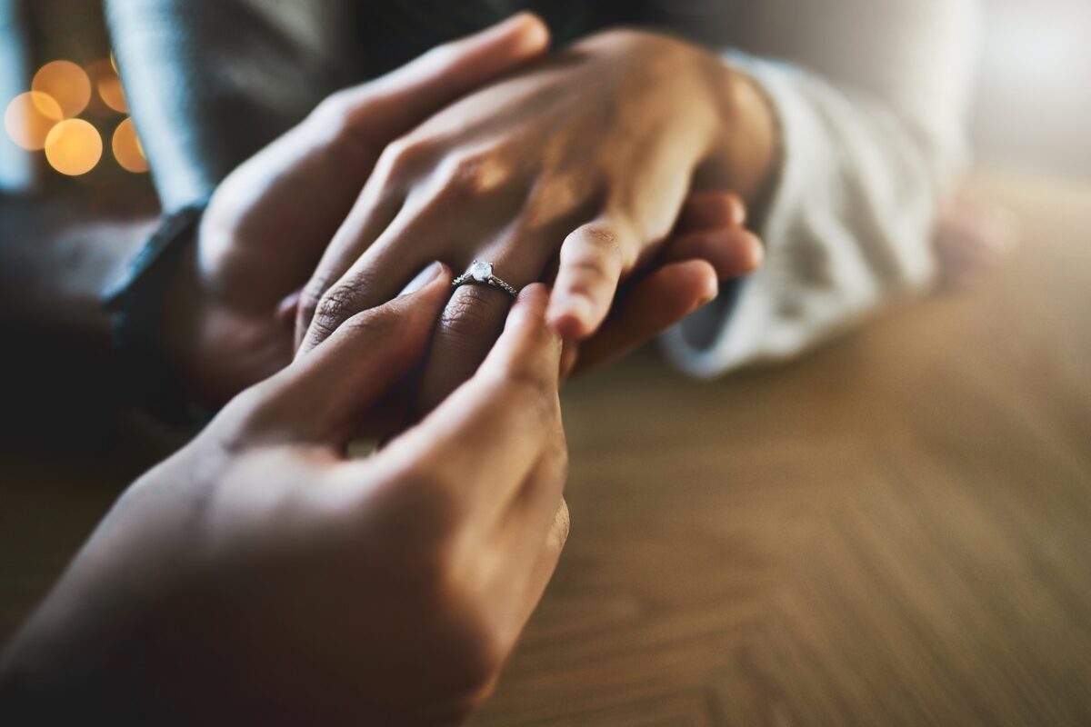 Órákkal az eljegyzés után a tűzoltók vágták le az ujjáról a gyűrűt