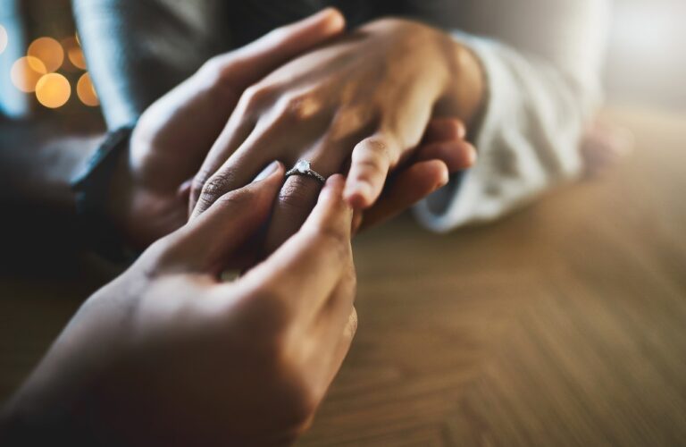 Órákkal az eljegyzés után a tűzoltók vágták le az ujjáról a gyűrűt