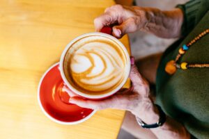 Így hat az idősebb nőkre a tea és a túl sok kávé fogyasztása