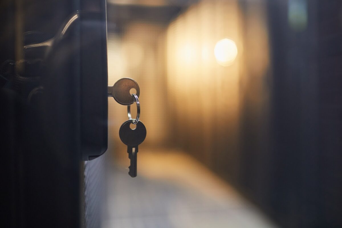 „Nem adok kulcsot” – fiatal nő állt ki a saját határaiért, miután szülei bejelentés nélkül jártak át hozzá