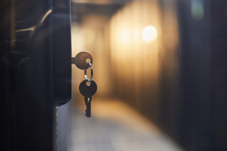 „Nem adok kulcsot” – fiatal nő állt ki a saját határaiért, miután szülei bejelentés nélkül jártak át hozzá