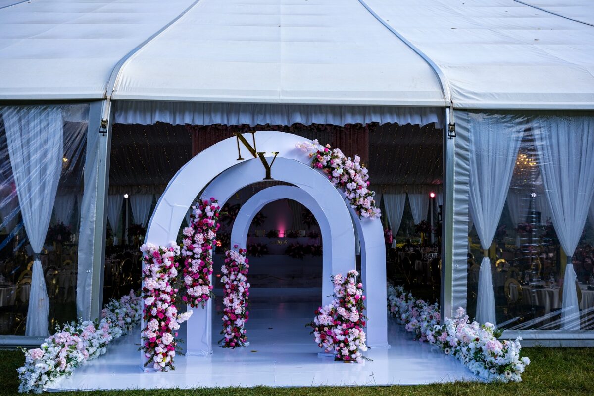 Fekete színű menyasszonyi ruhában lépett az oltár elé – a vőlegény totálisan ledöbbent