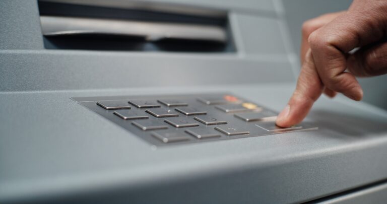 Ilyen ügyetlen tolvajokat még a világ nem látott – autóval rántották ki az ATM-et