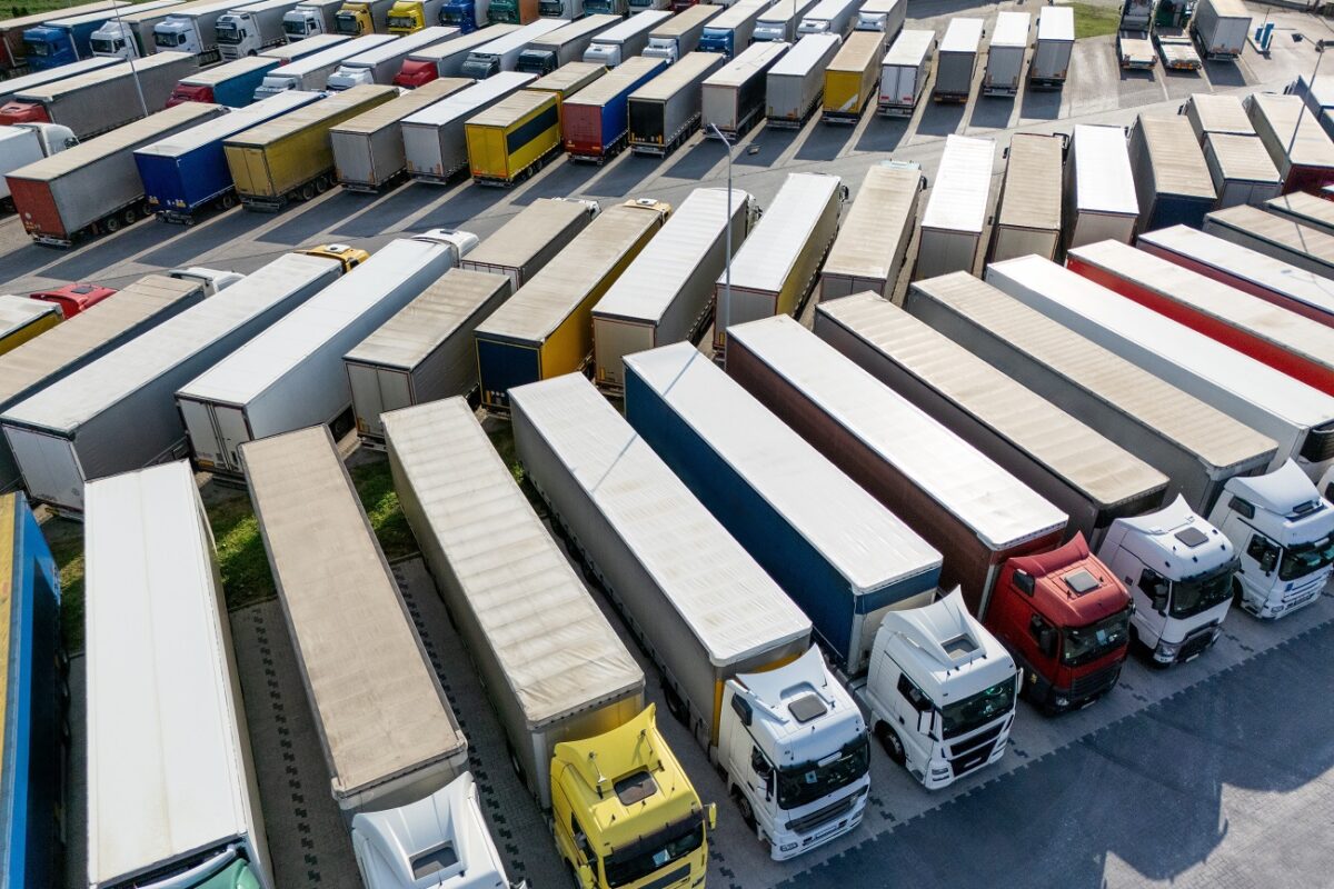 Rendkívüli bejelentés érkezett a magyar kormány részéről hétfő este a kamionosok ügyében