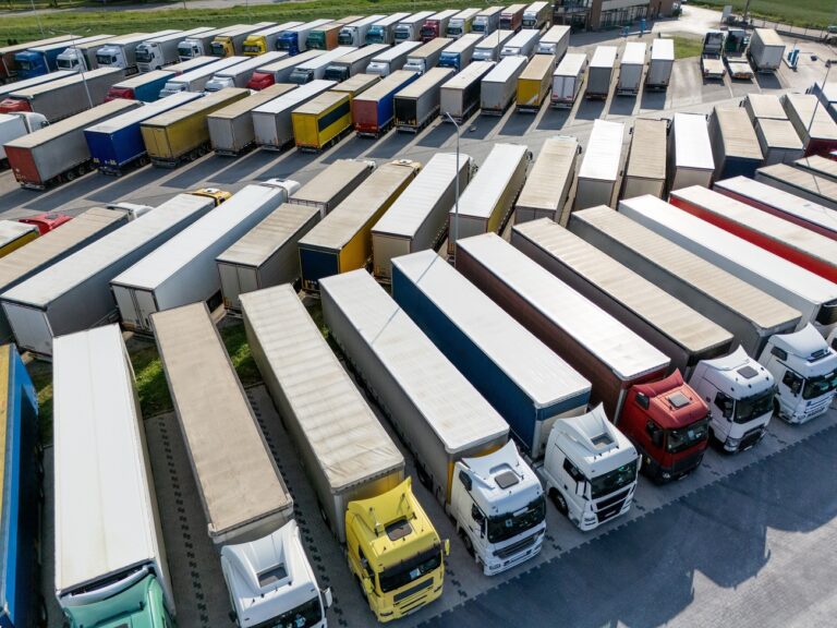 Rendkívüli bejelentés érkezett a magyar kormány részéről hétfő este a kamionosok ügyében