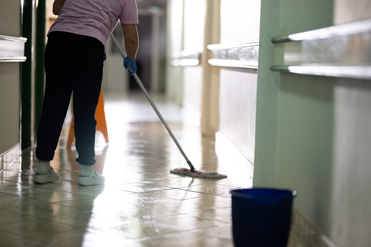 Ellátás nélkül hagyott egy erősen vajúdó nőt a kórházban – az ápoló távozott a botrány után