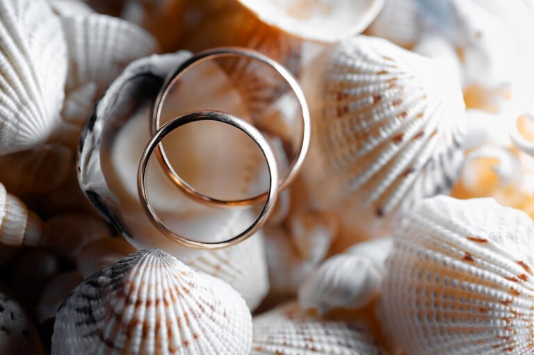 A menyasszony lemondta az esküvőjét, amíg a párja el nem távolítja elhunyt felesége tetoválását