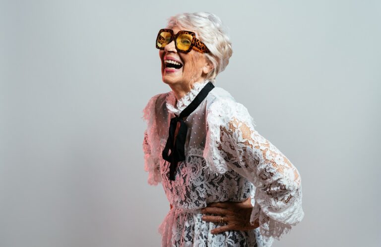 Három nyugdíjas nagymama kedvességet és tanácsokat kínál idegeneknek