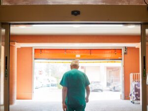 Halálra gázoltak egy ápolónőt a kórház sürgősségi bejárata előtt