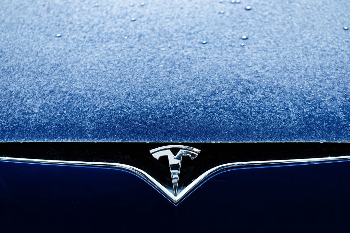 Meghalt egy 29 éves anya, a 7 hónapos kislányát még ki tudták hozni a lángoló Teslából