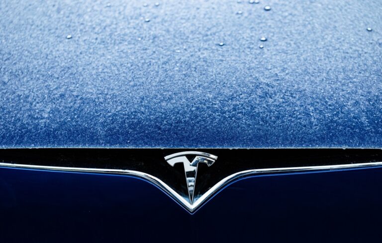 Meghalt egy 29 éves anya, a 7 hónapos kislányát még ki tudták hozni a lángoló Teslából