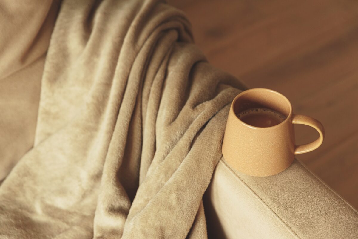 „Csak egy takarót akartam” – külön alvótakaró miatt robbant ki vita egy friss házasságban