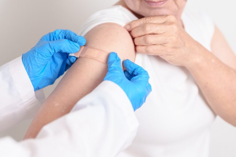 Figyelmeztet az ápolónő, aki beadta a világ első koronavírus-oltását