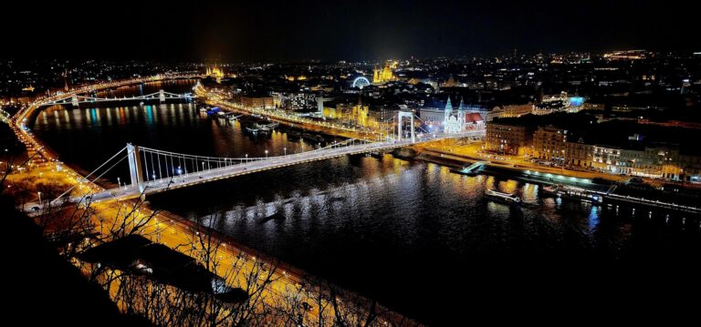 Döbbenetes baleset történt Budapesten – a rakpart köveire zuhant egy ember