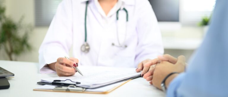 5 hónapra eltiltották a betegektől a háziorvost – így bukott le a doktornő