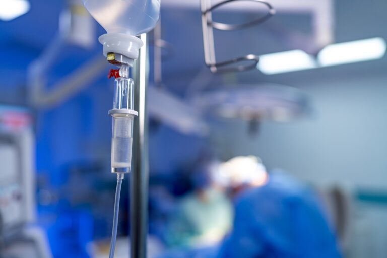 5 órán át feküdt egy nő a kórház sürgősségi osztályának padlóján, miközben a személyzet elsétált mellette