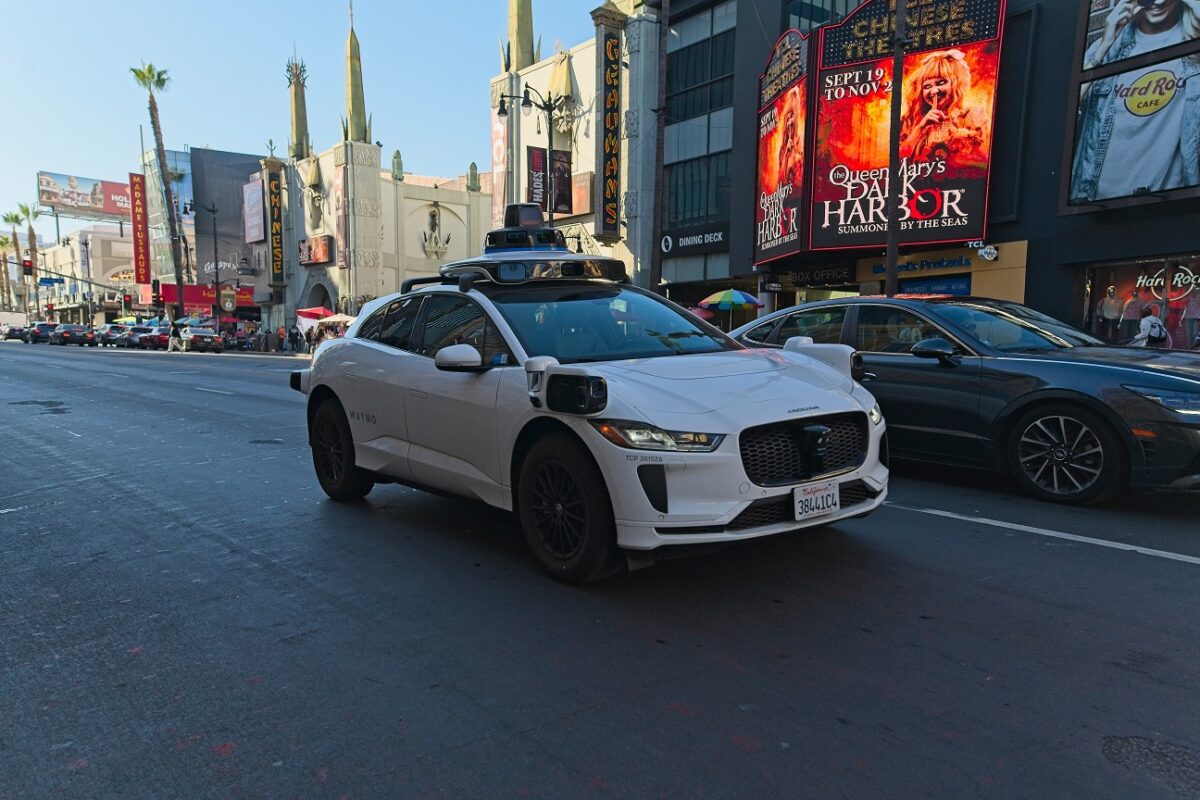 Rendőri akció kellős közepébe hajtott egy utast szállító önvezető taxi