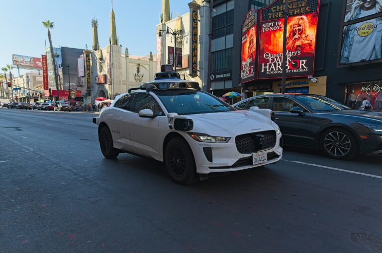 Rendőri akció kellős közepébe hajtott egy utast szállító önvezető taxi