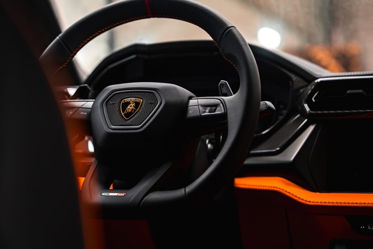 Egy Lamborghini mellett tört ki a lövöldözés – egy ember meghalt, hárman az életükért küzdenek