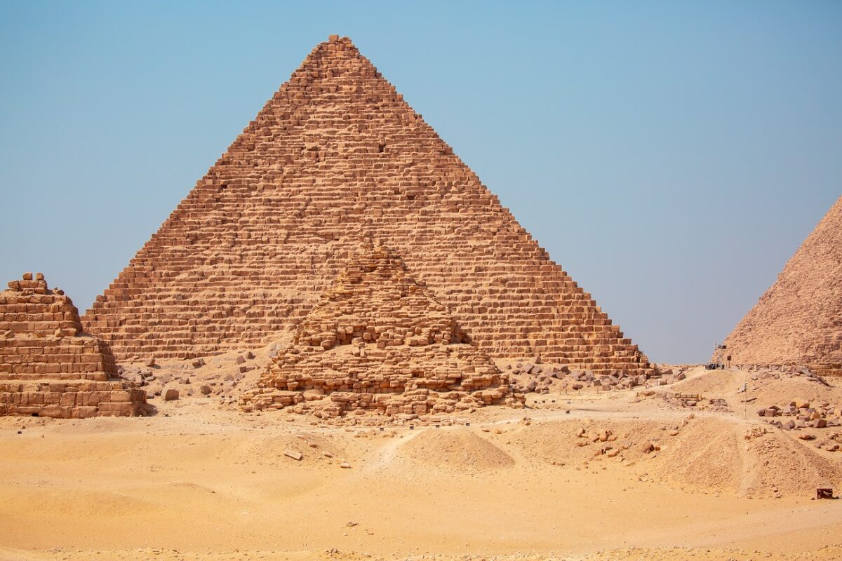 Rejtett megastruktúrák lehetnek a gízai piramisok alatt