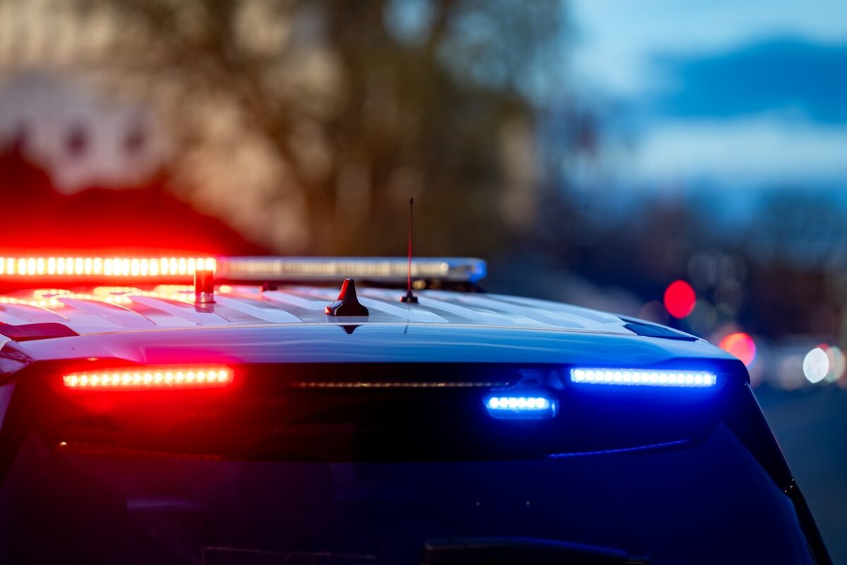 Szolgálaton kívüli rendőr lőtt meg egy nőt üldöző fegyveres férfit egy lakóparkban