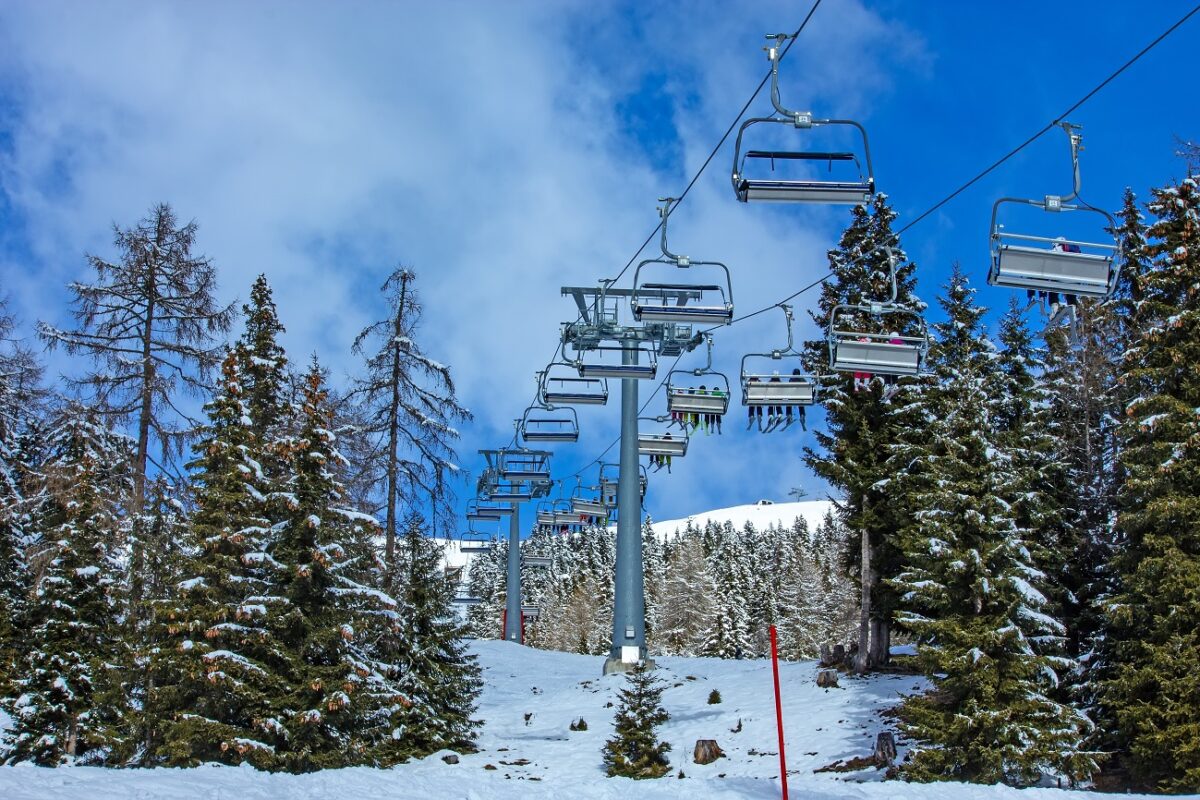 Mentőakció zajlik a Kárpátokban – csaknem 80 ember rekedt egy ülős felvonón
