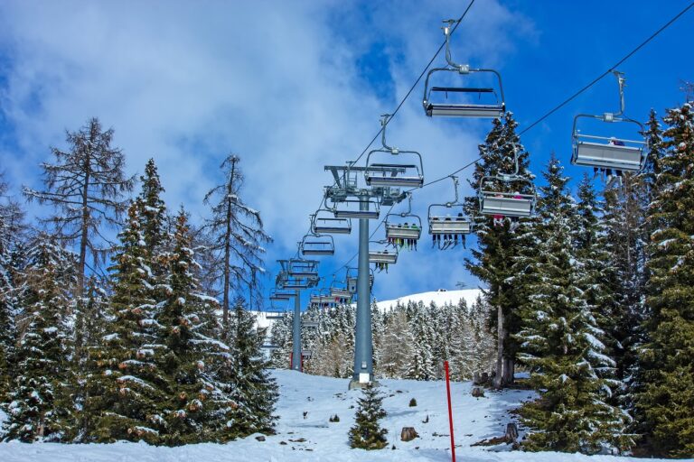 Mentőakció zajlik a Kárpátokban – csaknem 80 ember rekedt egy ülős felvonón