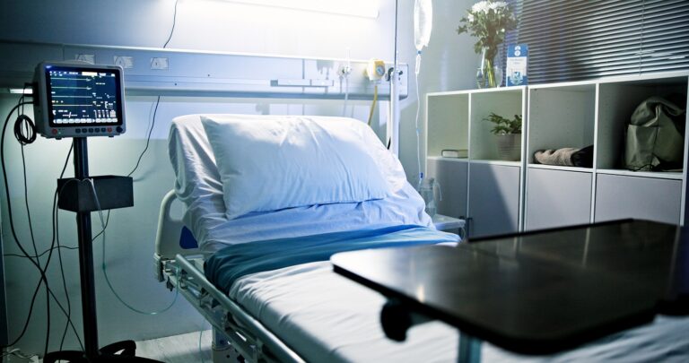 Újabb részletek a sürgősségi császármetszés után elhunyt 33 éves anya tragédiájáról