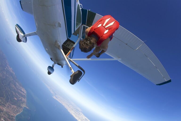 4500 méteres magasságban lógott a repülőgép farkáról egy ejtőernyős – videón a drámai pillanatok