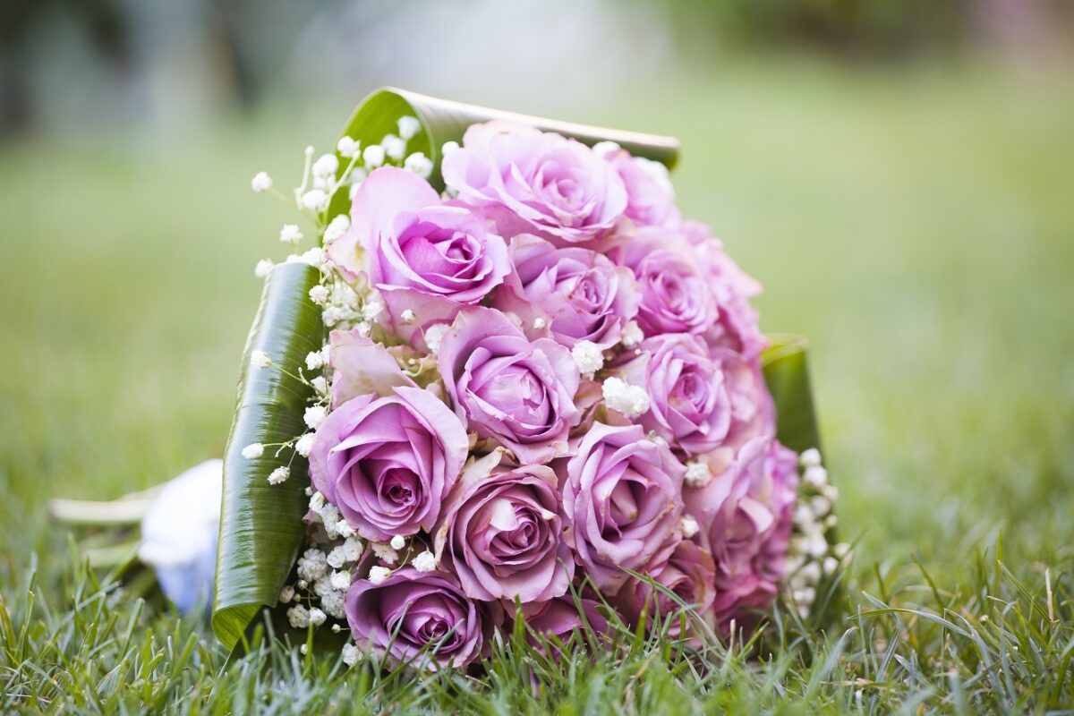 Egy extra kínos jelenet az esküvőn – meghívás nélküli vendég a csokordobásnál