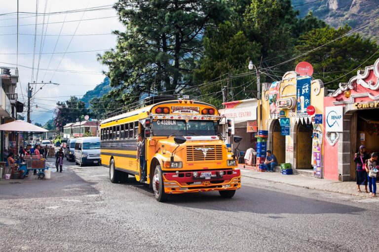 Megdöbbentő buszbaleset történt szombaton – eddig 15 halottról tudni