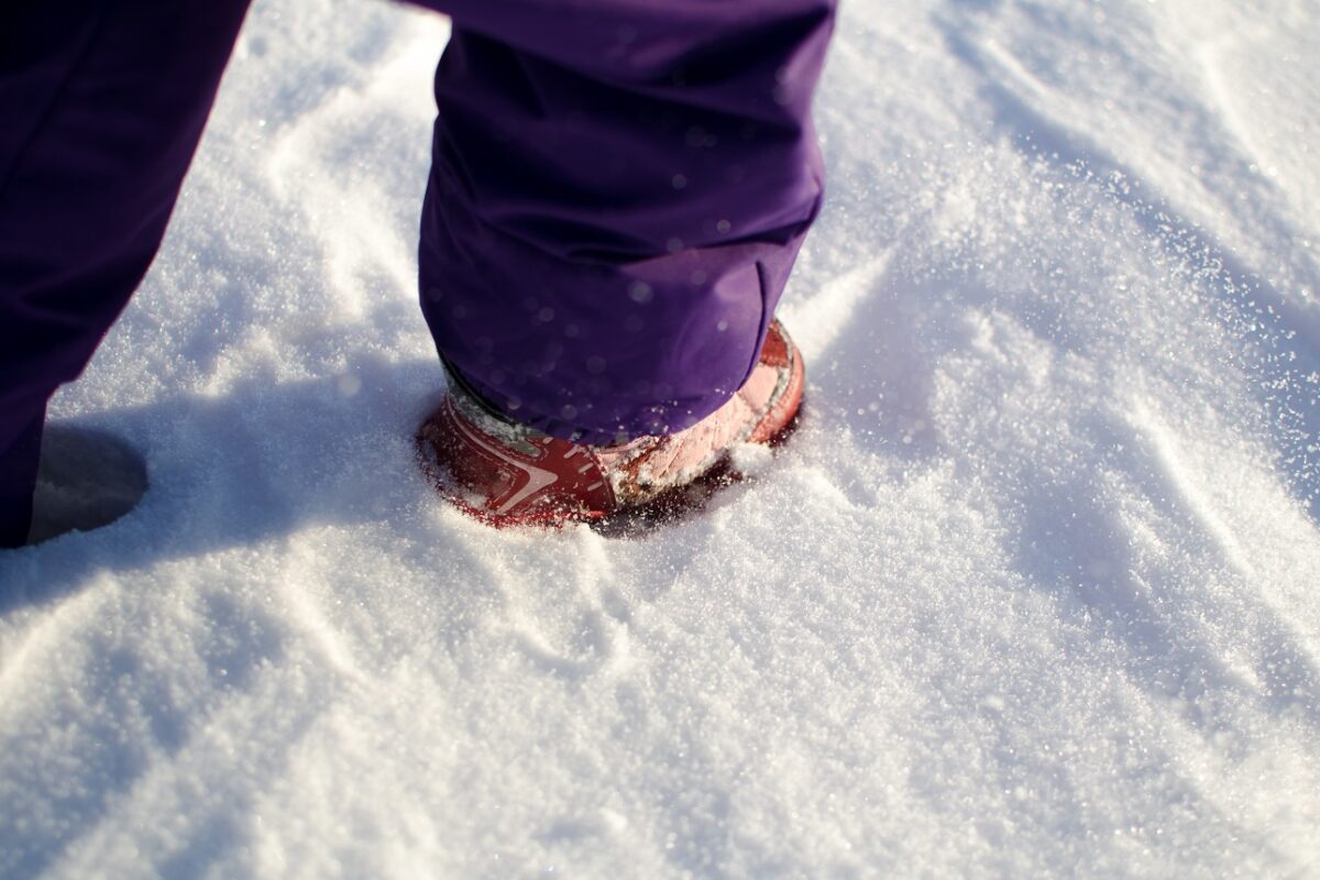 Egy 6 éves kislány egyedül, sapka és kesztyű nélkül sétálgatott a dermesztő hidegben