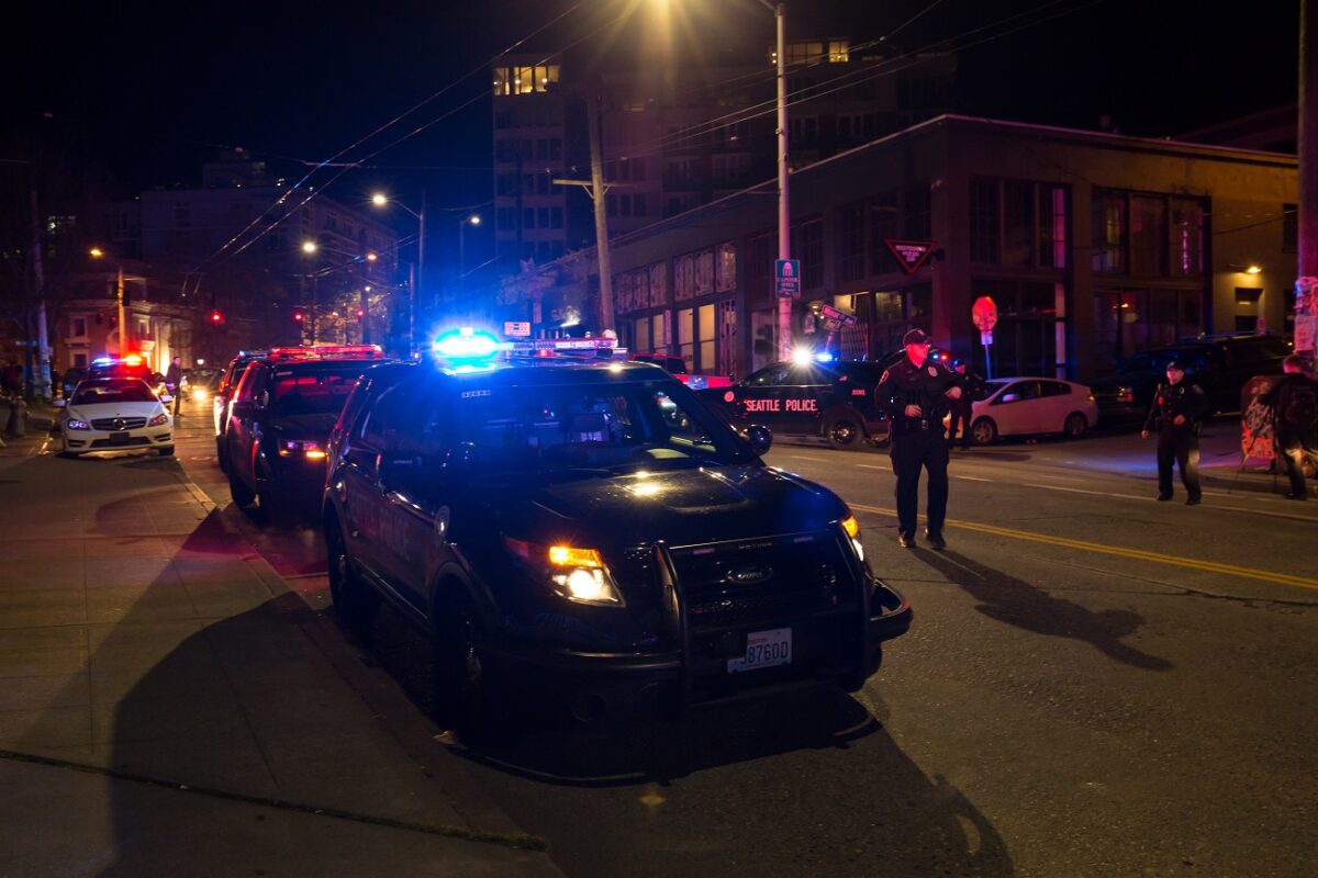 Megtámadtak egy rendőrnőt az autópályán, majd a tettes elszáguldott a lopott rendőrautóval