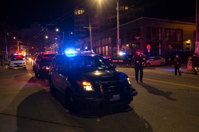 Megtámadtak egy rendőrnőt az autópályán, majd a tettes elszáguldott a lopott rendőrautóval