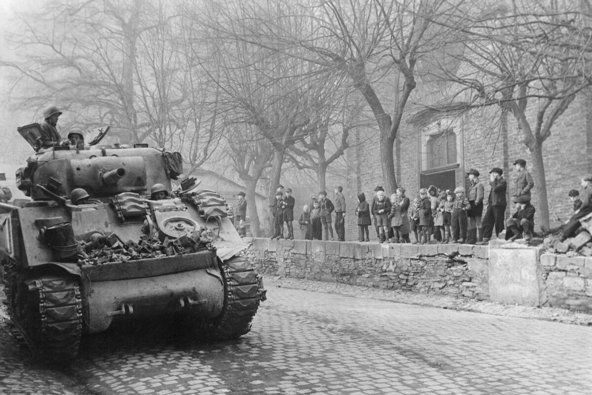 A II. világháború legmegrázóbb minisorozata az HBO Maxon