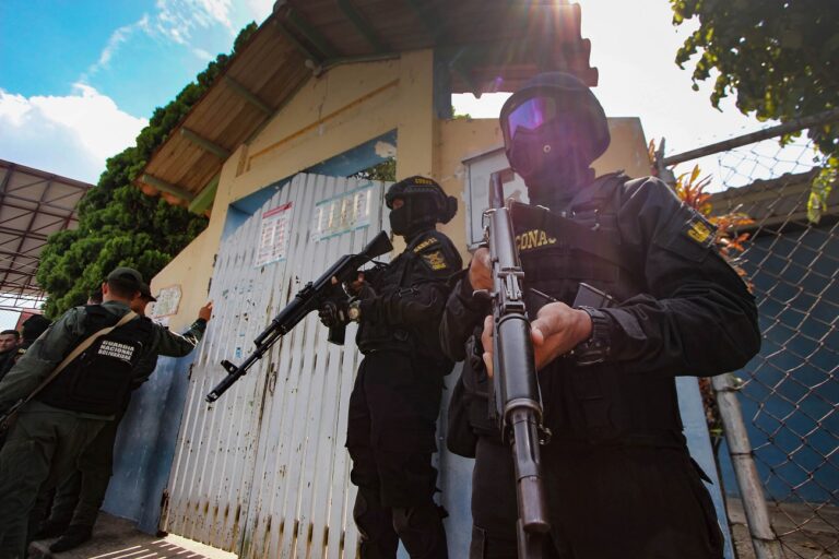 Kolumbia elnöke bejelentette, rakétatámadás érte Venezuelát – az USA hallgat