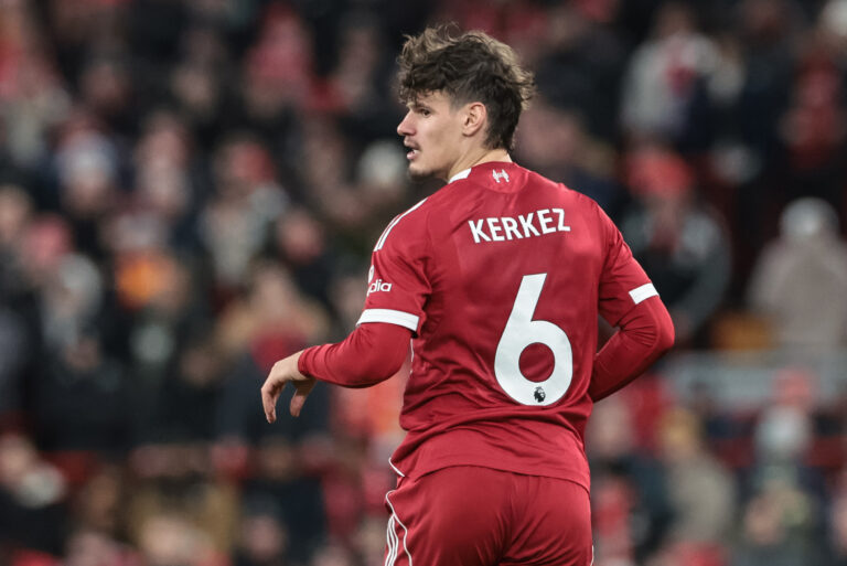 A Liverpoool legendája újra nekiment Kerkez Milosnak, ami után kiakadtak a szurkolók