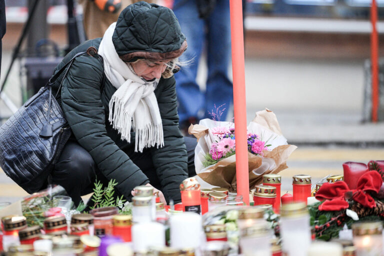 Pusztító tűzvész szilveszterkor – egy apa 10 fiatalt mentett ki a svájci síbárból