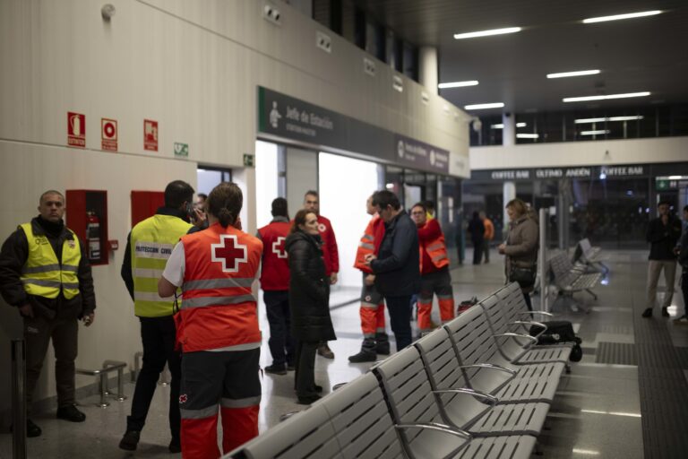 Percről percre súlyosabb a helyzet a vonatkatasztrófa körül – már közel 40 halottról jelentettek