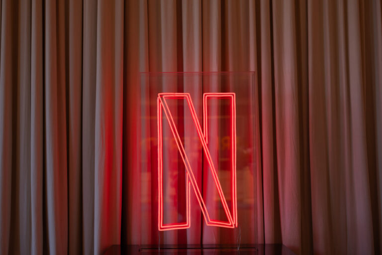 Hatalmas siker a Netflix új thriller-sorozata, de van egy kis gond vele
