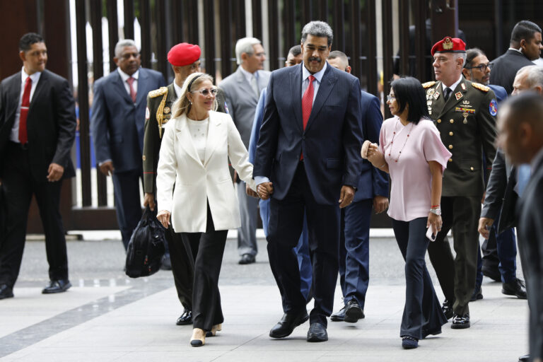 A hálószobából rángatták ki Venezuela elnökét és feleségét az amerikai akció során