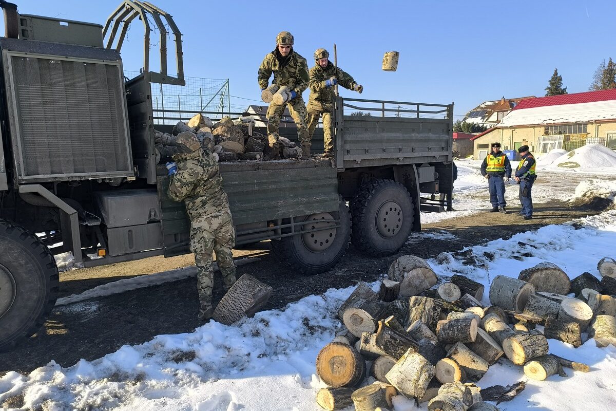 Tömegével osztogatják az ingyenes tűzifát – friss információk érkeztek