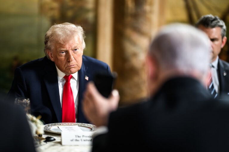 Nyílt halálos fenyegetést kapott az USA vezetője – az amerikai kormány még nem reagált