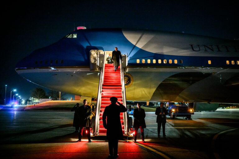Tényleg megindíthatja a támadást az USA – a fél világ most erre figyel