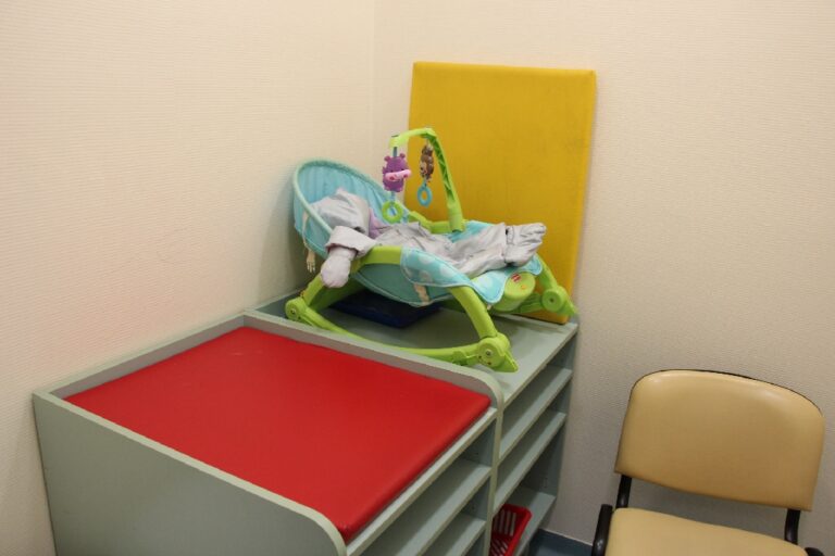 Újszülött kisfiút hagytak magára egy zárt pelenkázóban – elfogták az anyát